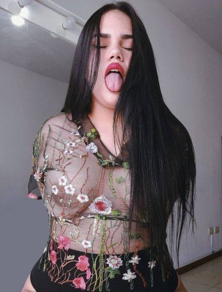 Soy venezolana, pendeja, con la cola enorme, tengo videos y fotos super ricos y explícitos, ¿Quieres ver?